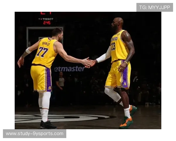 詹姆斯领衔湖人击败勇士赢得季前赛首胜 戴维斯表现亮眼助力球队取胜